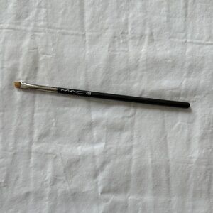MAC 208 Eyeliner Brush
